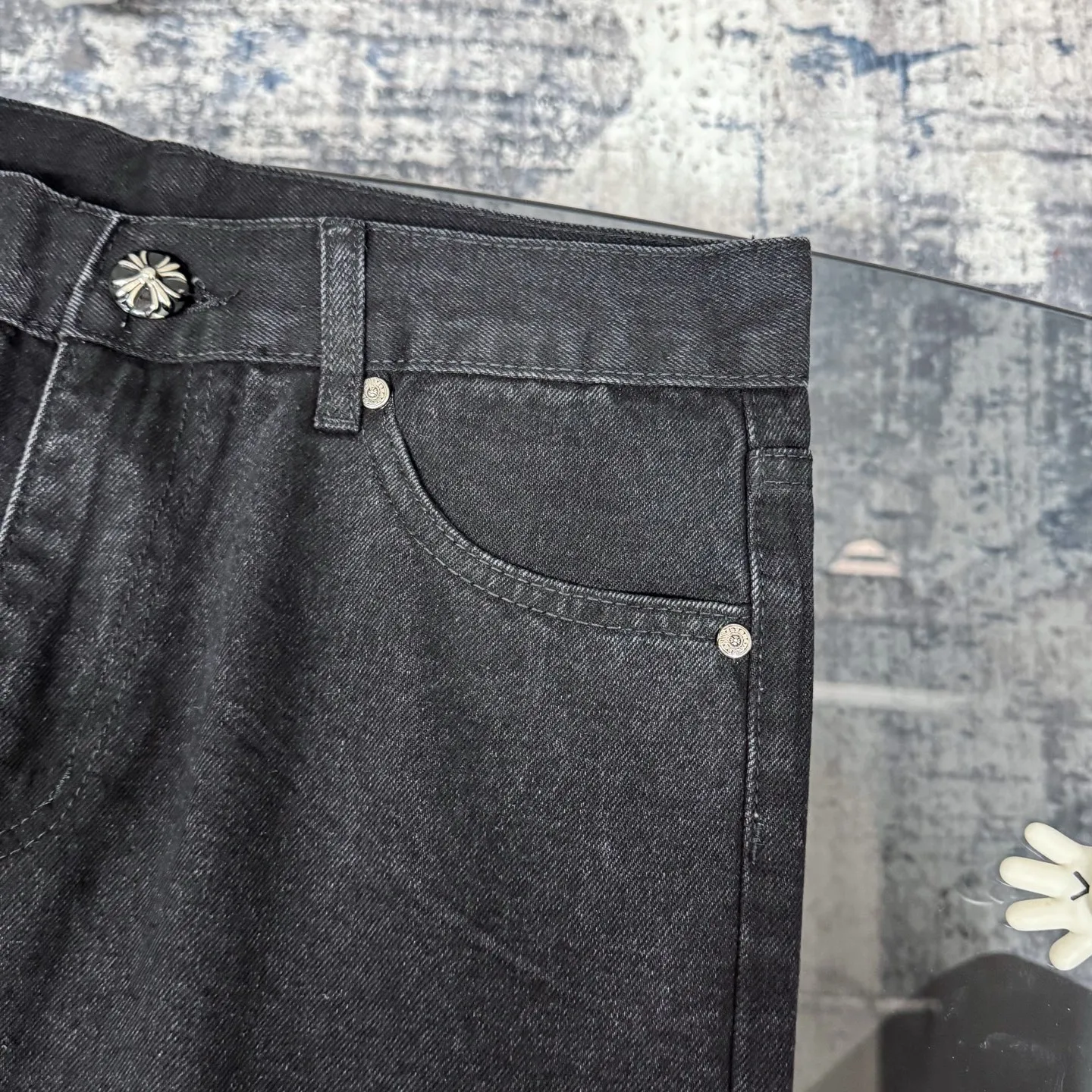 P260 Chrome Hearts Chrome Hearts Black Multi-leather Elements Full of Details Washed Jeans Authentically Restore the Ultimate Vintage Texture Three-Dimensional Fit Loose and Comfortable, Not Slimming Appearing Tall and Slim Made by a Manufacturer Original Quality Control Same Style for Men and Women Can Be Matched for Couples Versatile Recommendations Must-Have Jeans for All Seasons Fashionistas Have Been Disappointed From the Quality Selection of Fabrics, Cutting of Details, and Matching of Patterns, Everything Is Impeccable! The upper body is so handsome when worn...it can be easily worn by men, women and children! The craftsmanship is made of heavy-duty washed pure cotton denim fabric. After washing, it is soft and thick and looks very stylish when worn. Color: black Size: 28 30 32 34 36